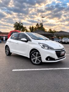 Peugeot 208 Griffe 1.6 2017 automático - foto 1